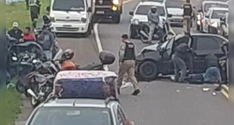 O acidente envolveu um carro e uma caminhonete na Rua Rio Cavernoso em Ponta Grossa