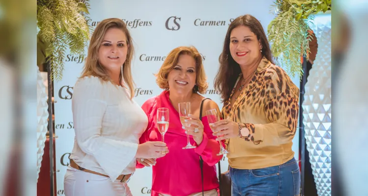 BDAY - Michelly Barszcz reserva a quinta-feira (1), para receber as felicitações pela troca de idade. No registro, Michelly com sua mãe Ângela e sua irmã Gisselly. Da coluna RC os votos de prosperidade e alegrias.