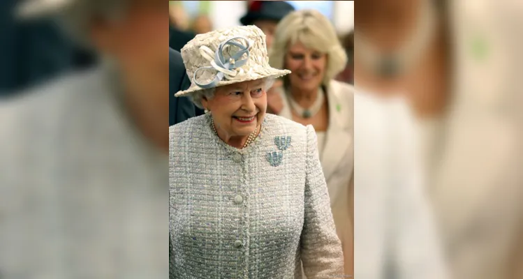 A equipe que organiza os looks da Rainha Elizabeth II é formada por 10 pessoas