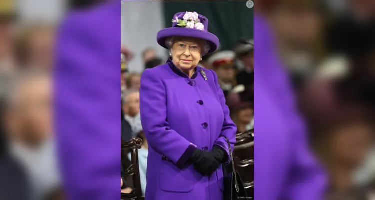 Cores vibrantes como roxo estão sempre presente nos looks da Rainha Elizabeth II