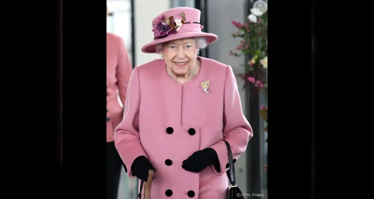 No documentário 'The Queen at 90', foi revelado que a paleta cromática dos looks de Elizabeth II é ideal para ela se destacar na multidão