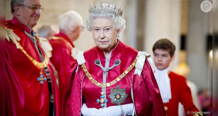 A coroa da Rainha Elizabeth II pesa 2,2 kg e tem 2.868 diamantes de lapidação brilhante, 17 safiras, 11 esmeraldas e 269 pérolas.