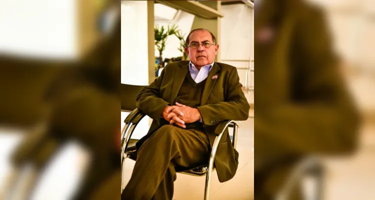 NOVO CICLO - O renomado colunista social Álvaro Andrade será muito cumprimentado pela passagem de seu aniversário no próximo domingo (11). O comunicador social dos Campos Gerais apresenta todos os sábados seu programa das 10 às 12 horas, pelas ondas da Rádio MZ FM, de nossa cidade. 

Álvaro com seu estilo próprio dedicou sua vida contando um pouco da história de nossa cidade, eternizando momentos felizes de muitas famílias. Da coluna RC os votos de alegrias e saúde.