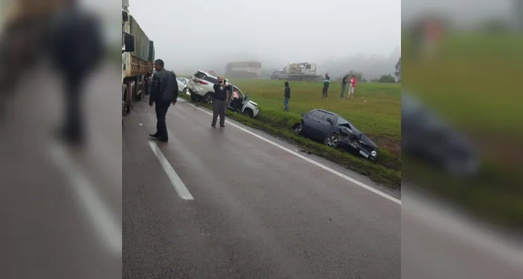 A Polícia Rodoviária Federal (PRF) está no local prestando atendimentos e orienta motoristas para que redobrem a atenção