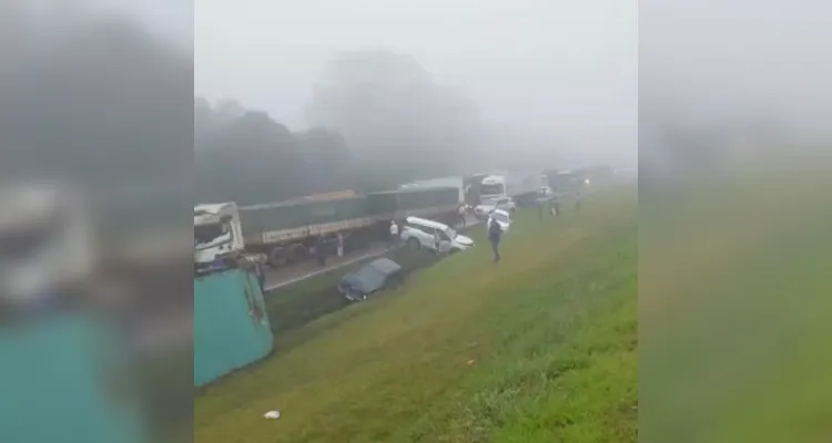 A Polícia Rodoviária Federal (PRF) está no local prestando atendimentos e orienta motoristas para que redobrem a atenção