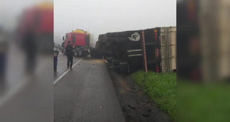 A Polícia Rodoviária Federal (PRF) está no local prestando atendimentos e orienta motoristas para que redobrem a atenção