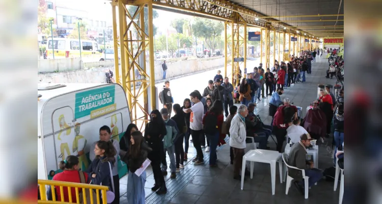 Diversas pessoas buscaram a Agência do Trabalhador Móvel, no Terminal.