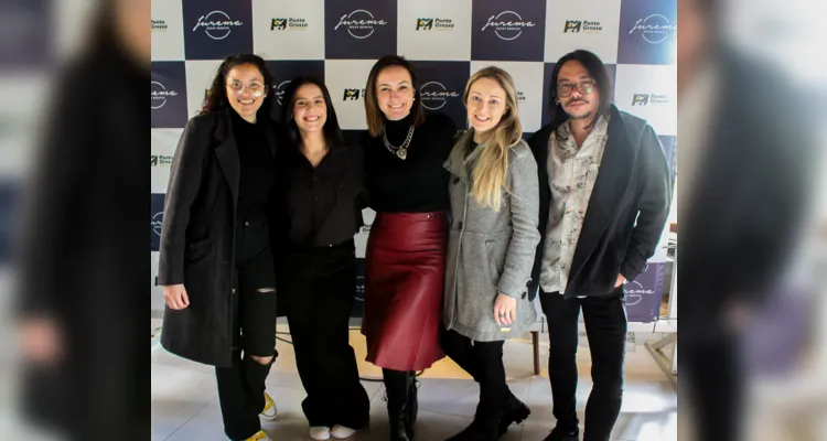 Ao centro Maria Priscila Nabozni, CEO da agência MAPA360 com Heloisa Oliveira, Daiana Azambuja, Loise Clemente e Gustavo Ban, da equipe da agência.