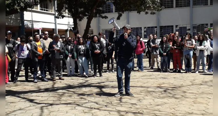 Pessoas discursaram, durante o protesto, contra os atos de estudantes de Agronomia.
