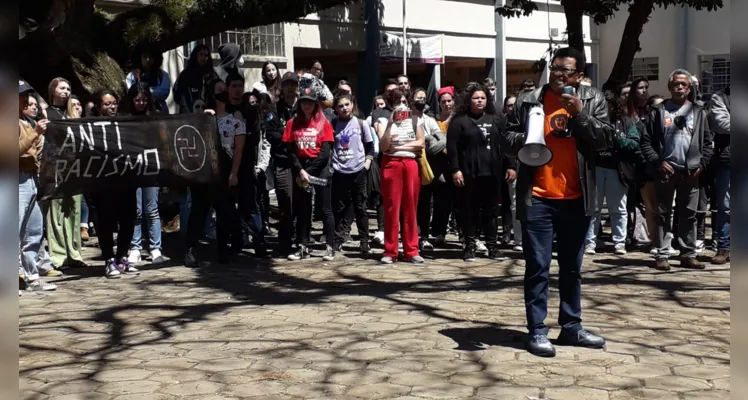 Lideranças acadêmicas falaram aos manifestantes sobre os atos ocorridos na Universidade.