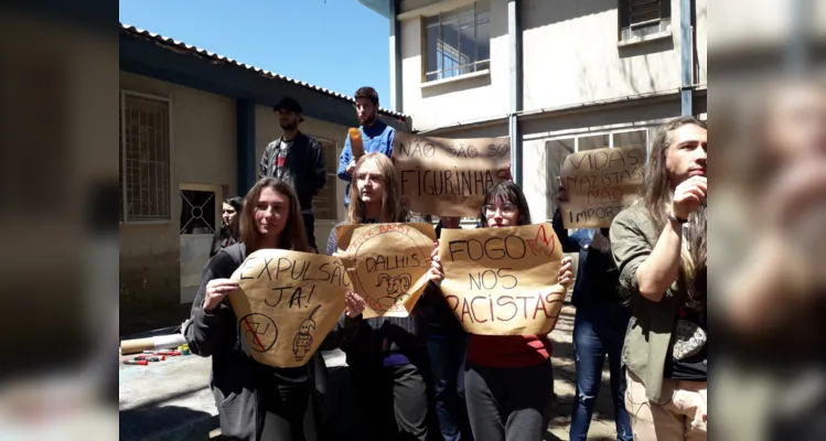 Mensagens em cartazes mostram o repúdio dos acadêmicos contra os atos racistas, nazistas e homofóbicos.