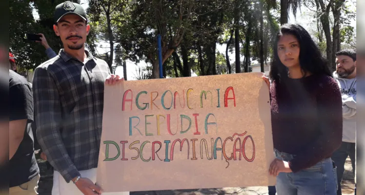 Em cartazes, curso de Agronomia repudia os atos discriminatórios.