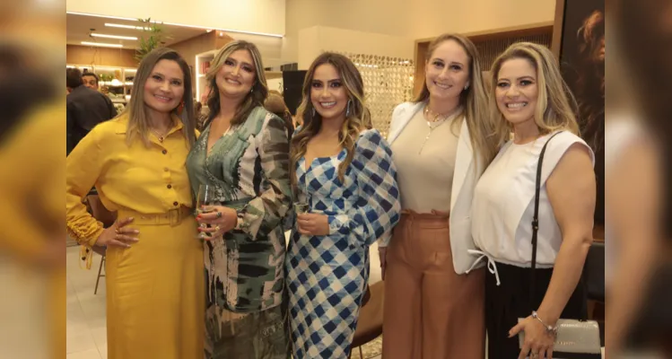 REGISTRO – No registro especial, Elisangela Januário, Gilmara Gumiero Lopes, Kelyn Kris Gonçalves, Caroline Sonza e Karla Januário se destacam por onde passam por seu carisma e elegância. 