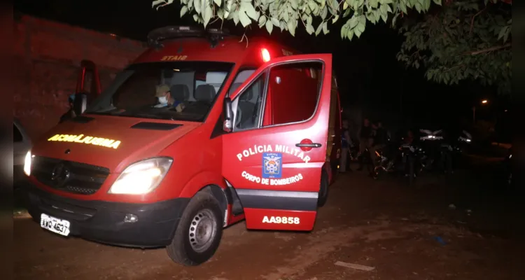 O Corpo de Bombeiros também esteve no local para atender a vítima dos disparos.