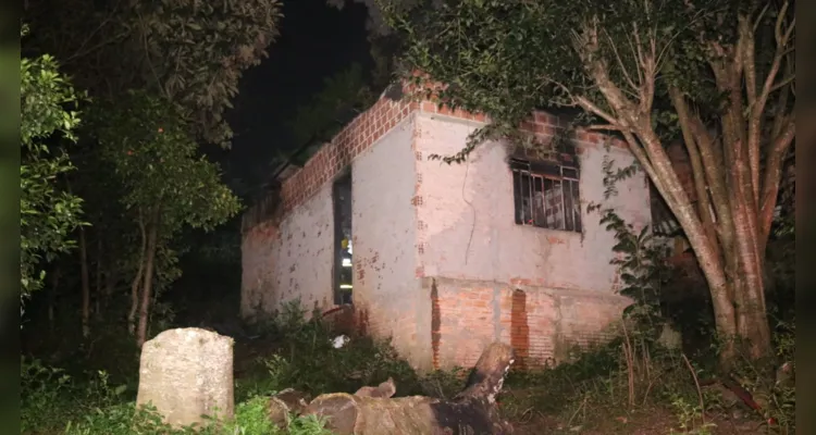De acordo com o morador, de 42 anos, sua casa não tem energia elétrica.