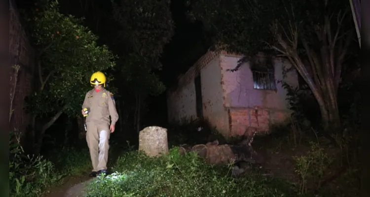 Agentes de segurança foram acionados após o vizinho da vítima ter visualizado o incêndio.