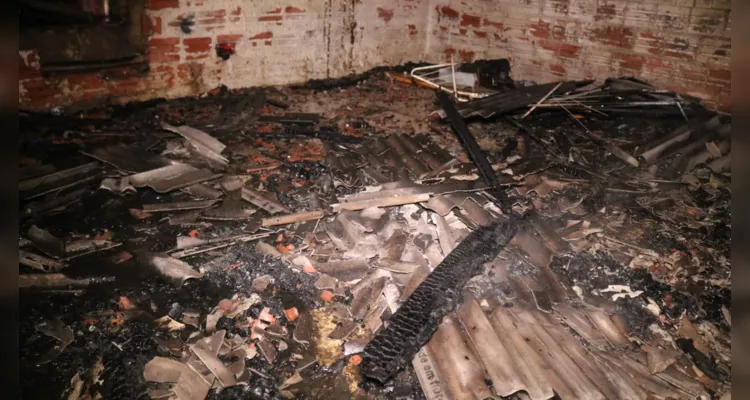 Incêndio causou danos materiais ao morador de 42 anos, que reside na região de Uvaranas.