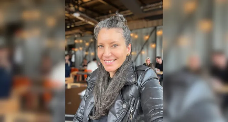 NOVO CICLO - A badalada estilista curitibana Karina Kulig Wolf foi muito cumprimentada pela passagem de seu aniversário na última segunda - feira (15). Da coluna RC os votos de alegrias e realizações. 