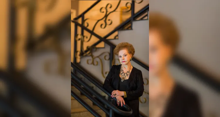 FELICITAÇÕES - A grande dama da sociedade princesina, Sra Margarida Santos Lima, receberá as felicitações pela troca de idade nesta quinta - feira (25). Benemérita, Margarida representa a classe e a finesse da mulher ponta-grossense. Da coluna RC votos de saúde e alegrias. 