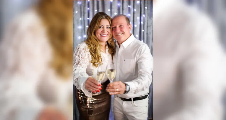 TROCA DE IDADE - A empresária Marloiva V. Brandelero recebeu as felicitações pela troca de idade na última segunda-feira (15). No registro especial, Marloiva com seu marido Valdir Brandelero. Da coluna RC os votos de sucesso e felicidades.