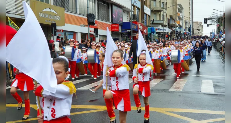 Pasta da Educação, com a presença de alunos, teve cerca de 800 pessoas desfilando.