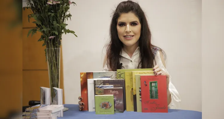 CONCURSO – Estão abertas as inscrições para o concurso cultural “A arte ínfima colossal”. 
Inspirado no 16º livro da escritora Renata Regis Florisbelo, “Ínfimo Colossal”, o concurso recebe textos e imagens que apresentem a grandeza da vida em suas dimensões.
Serão aceitos na categoria arte visual, fotos, artes visuais em geral, ilustrações e desenhos; e na categoria arte escrita, textos curtos exclusivamente no estilo dos poemas minimalistas Camolê e Camaquiano. A seleção será realizada pela autora, escritores e artistas convidados.
As informações completas de cada categoria e o formulário de inscrição podem ser acessados através do link: https://bit.ly/3POcjwF. Os participantes devem enviar seus materiais até 30 de setembro. No registro, a escritora Renata Regis Florisbelo.