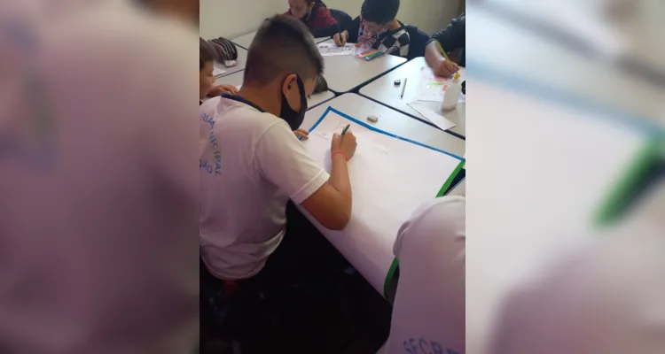 Anuário do Grupo aRede auxilia no estudo em turma de Castro