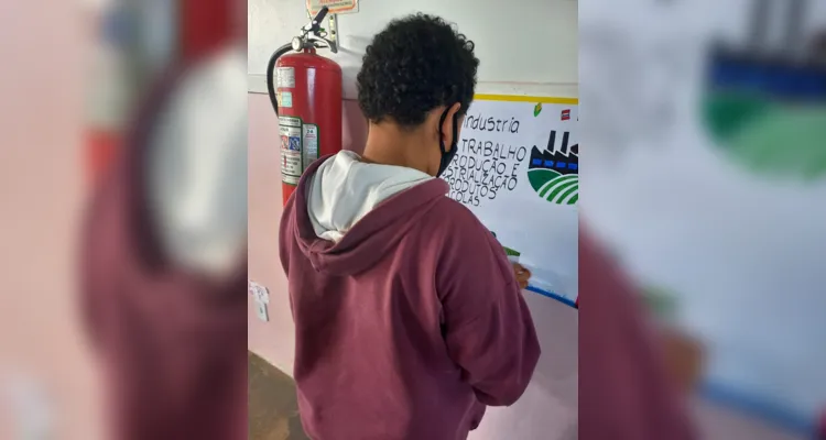 Anuário do Grupo aRede auxilia no estudo em turma de Castro