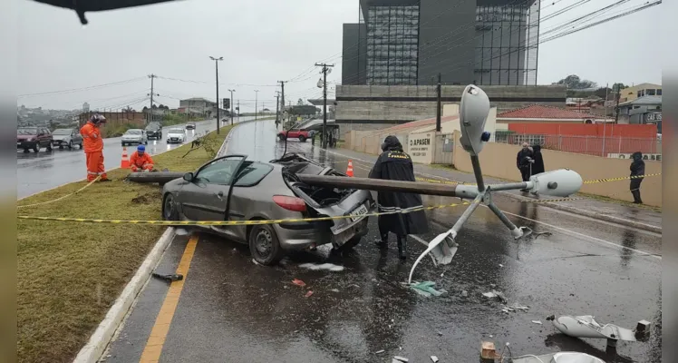 Veículo colidiu lateralmente com o poste e o anteparo veio a cair sobre o veículo