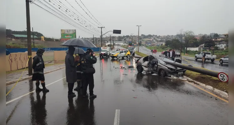 Veículo colidiu lateralmente com o poste e o anteparo veio a cair sobre o veículo