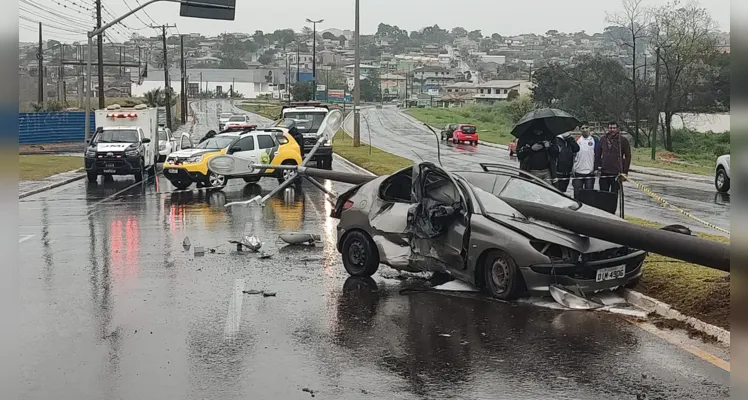 Veículo colidiu lateralmente com o poste e o anteparo veio a cair sobre o veículo