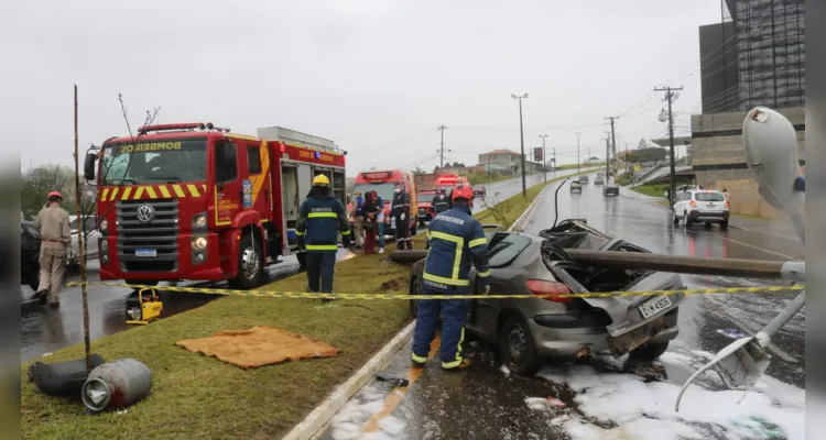 Veículo colidiu lateralmente com o poste e o anteparo veio a cair sobre o veículo