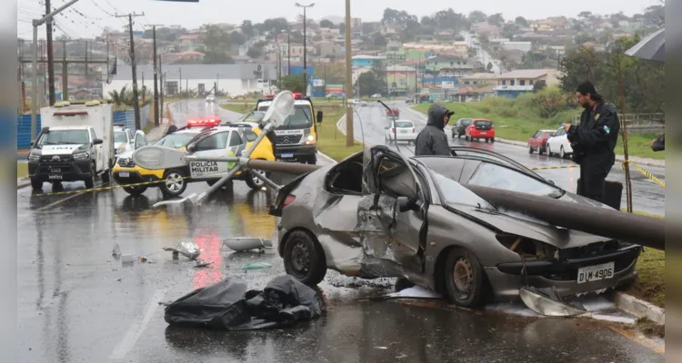 Veículo colidiu lateralmente com o poste e o anteparo veio a cair sobre o veículo