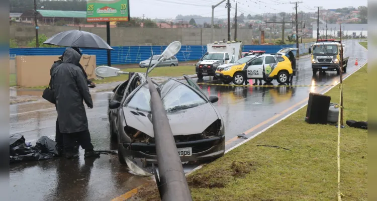 Veículo colidiu lateralmente com o poste e o anteparo veio a cair sobre o veículo