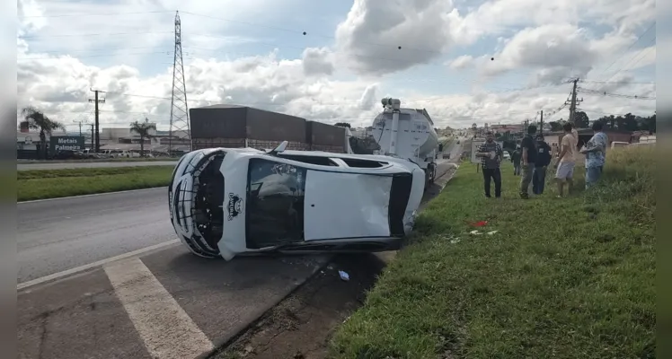 Colisão registrada na PR-151 terminou em capotamento e deixou dois homens feridos