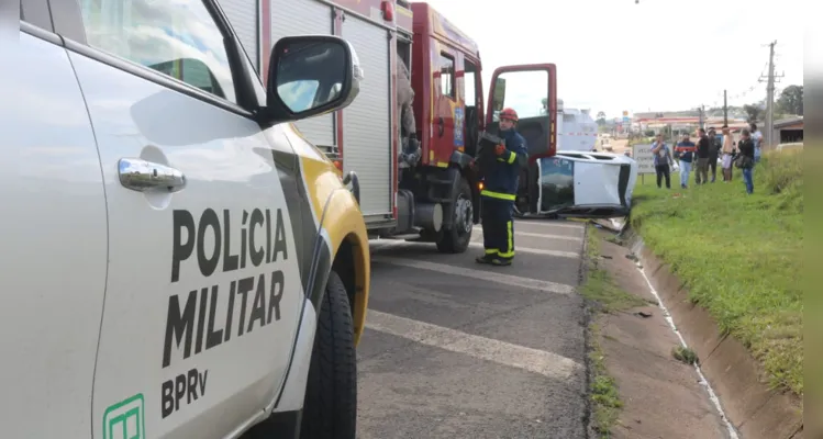 Colisão registrada na PR-151 terminou em capotamento e deixou dois homens feridos
