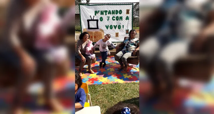 Atividade reuniu três gerações, avós, filhos e netos em uma linda apresentação das crianças para os Avós e a montagem de espaços brincantes
