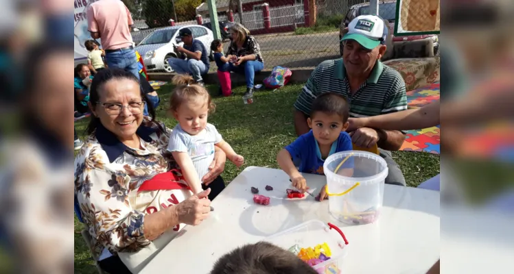 Atividade reuniu três gerações, avós, filhos e netos em uma linda apresentação das crianças para os Avós e a montagem de espaços brincantes