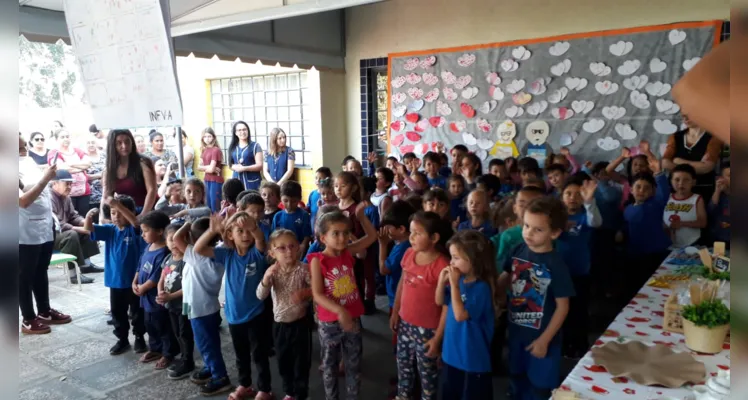 Atividade reuniu três gerações, avós, filhos e netos em uma linda apresentação das crianças para os Avós e a montagem de espaços brincantes