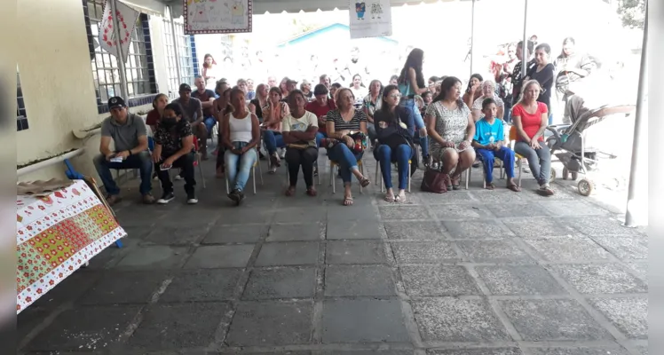 Atividade reuniu três gerações, avós, filhos e netos em uma linda apresentação das crianças para os Avós e a montagem de espaços brincantes