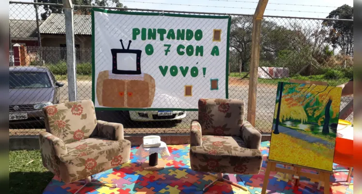 Atividade reuniu três gerações, avós, filhos e netos em uma linda apresentação das crianças para os Avós e a montagem de espaços brincantes