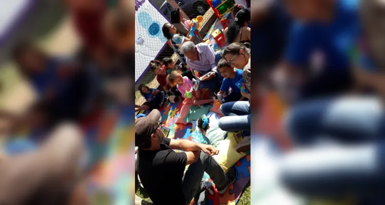 Atividade reuniu três gerações, avós, filhos e netos em uma linda apresentação das crianças para os Avós e a montagem de espaços brincantes