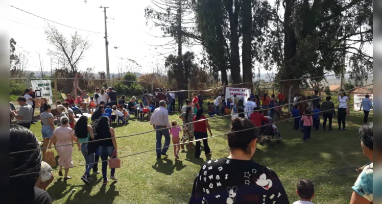 Atividade reuniu três gerações, avós, filhos e netos em uma linda apresentação das crianças para os Avós e a montagem de espaços brincantes