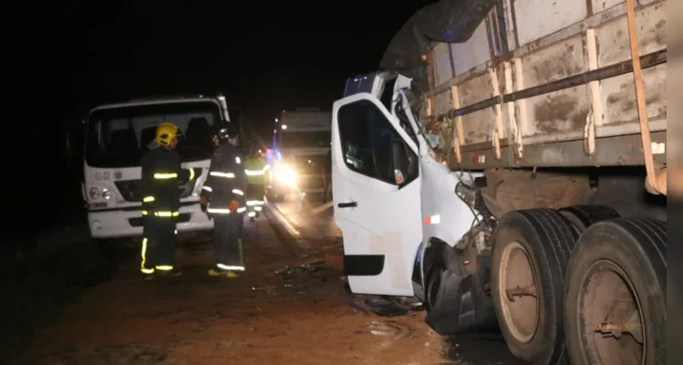 Van teria colidido na traseira de um caminhão e acabou arrastada por 150 metros