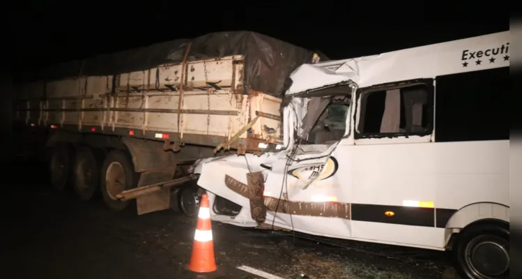 Van teria colidido na traseira de um caminhão e acabou arrastada por 150 metros