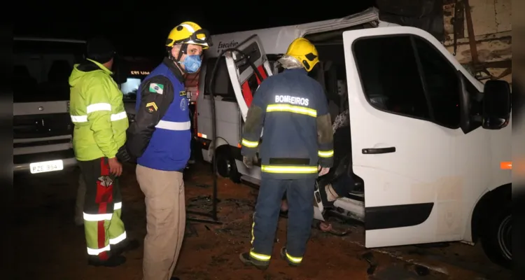 Van teria colidido na traseira de um caminhão e acabou arrastada por 150 metros