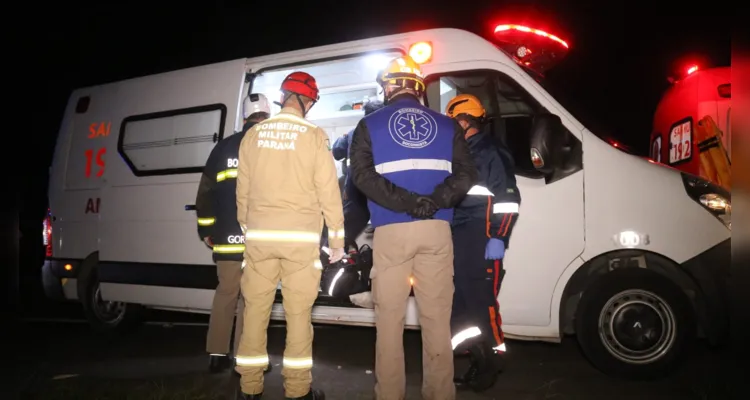 Van teria colidido na traseira de um caminhão e acabou arrastada por 150 metros