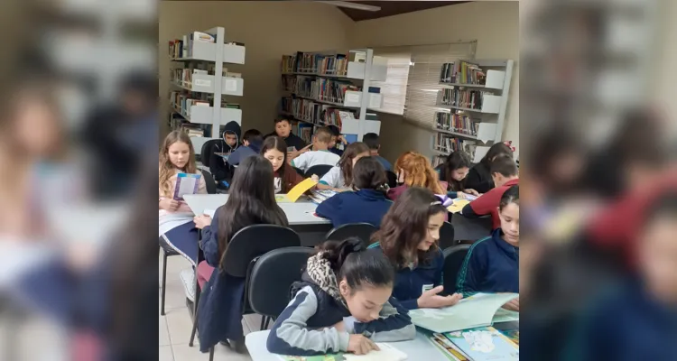Educandos de Reserva viajam pela leitura em biblioteca