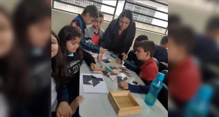 Educandos de Reserva viajam pela leitura em biblioteca