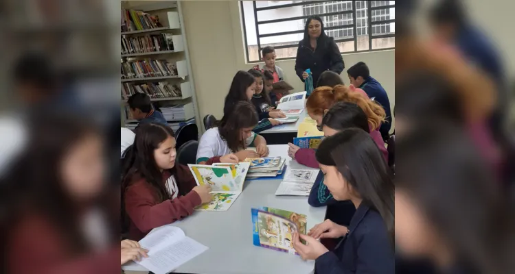 Educandos de Reserva viajam pela leitura em biblioteca